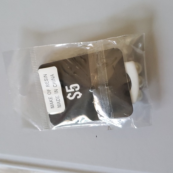 🎈3 FOR $10 RESIN RINGS - Picture 5 of 5